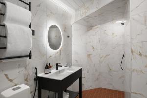 图尔库Hotel Kakola的一间带水槽和镜子的浴室