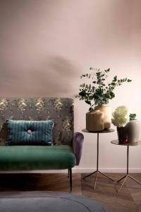 都灵Agora' - Boutique Stays的带沙发和两株盆栽植物的客厅