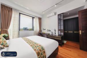 河内Home suites -Natural light -Projector -Spacious - 2BR incenter的一间卧室设有一张大床和一个窗户。