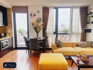 河内Home suites -Natural light -Projector -Spacious - 2BR incenter的客厅配有黄色的沙发和桌子