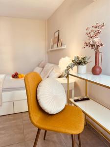雅典Cactus Luxury suite1的客房设有书桌、椅子和枕头
