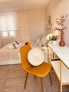 雅典Cactus Luxury suite1的卧室配有1张床、1张桌子和1把椅子