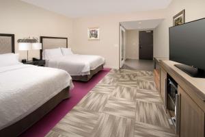 亨茨维尔阿拉巴马州普罗维登斯村亨茨维尔汉普顿酒店的酒店客房设有两张床和一台平面电视。