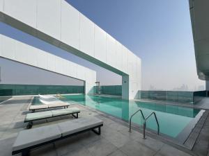 迪拜LUXE 2BR at 1 RESIDENCES WASL NEAR METRO STATION的一座大楼顶部的游泳池