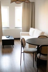 克罗托申Apartamenty Centrum的客厅配有桌子和沙发