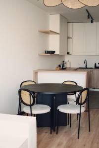 克罗托申Apartamenty Centrum的厨房里摆放着一张黑桌子和椅子