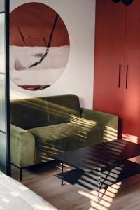 克罗托申Apartamenty Centrum的客厅配有绿色沙发和桌子