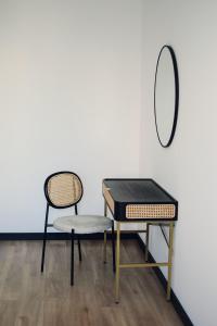 克罗托申Apartamenty Centrum的一张桌子和一张靠镜子的椅子