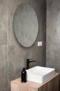 克罗托申Apartamenty Centrum的一间带水槽和镜子的浴室