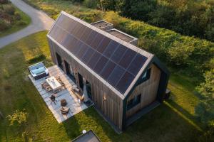 阿珀尔斯哈Resort Brinckerduyn的享有带太阳能屋顶的房子的顶部景色