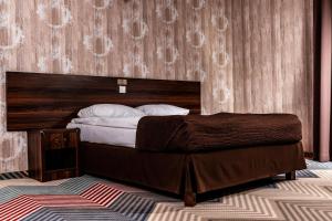 若雷Hotel Texas***的一间卧室配有一张大床和木制床头板