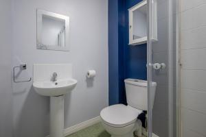 伦敦德里张伯伦之家酒店的一间带卫生间和水槽的浴室
