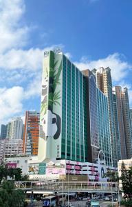 香港悦来酒店的一座大建筑,上面有城市标志