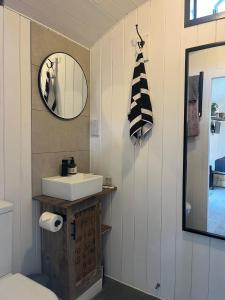 基德灵顿Shepherds Huts的一间带水槽和镜子的浴室