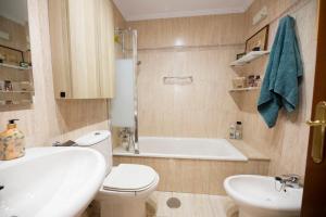 希洪Atico Martina Centro的浴室配有卫生间、盥洗盆和浴缸。