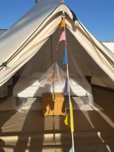 奇克拉纳－德拉弗龙特拉CÁDIZ -TIPI en Chiclana de la frontera, España的挂在帐篷上的带国旗的绳子