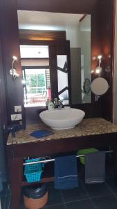 阿鲁埃Toupidek-sur-la-Plage的一间带水槽和大镜子的浴室