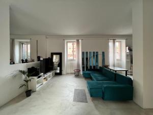 科洛尼奥蒙泽塞La casa di Wayne的客厅配有蓝色的沙发和电视