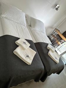 马里博尔Villa Magdalena apartments & rooms的床上有两条毛巾