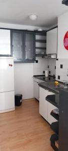 奥西耶克Apartman MINNA2, free parking的铺有木地板的厨房配有白色家电