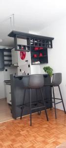 奥西耶克Apartman MINNA2, free parking的一张桌子,椅子和室内植物