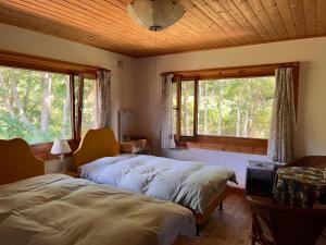 留寿都村太阳公公之家旅馆的卧室设有两张床,带两个窗户