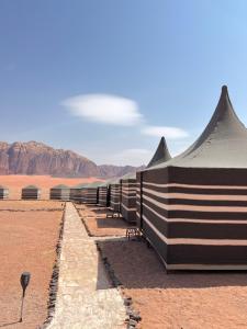 瓦迪拉姆Desert Stars rum camp的沙漠中的一组帐篷