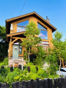 留寿都村太阳公公之家旅馆的一座带绿门的木屋