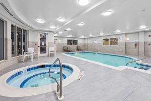 东叙拉古雪城希尔顿花园酒店的游泳池,位于酒店带游泳池的客房