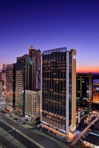 阿布扎比Southern Sun Abu Dhabi的城市天际线,晚上有高楼