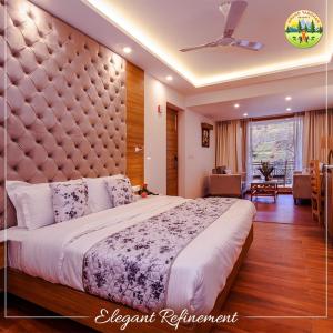 马拉里Anand Vardhan Resorts的一间卧室配有一张大床和大床头板