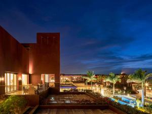 亚喀巴亚喀巴塔拉湾瑞享Spa度假酒店的享有大楼的夜间景致