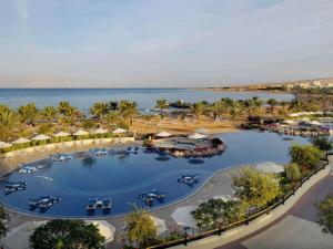 亚喀巴亚喀巴塔拉湾瑞享Spa度假酒店的享有带大型游泳池的度假村的空中景致
