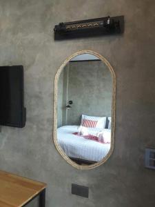 高兰兰达考雷旅舍的墙上的镜子,房间里的床