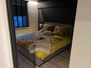 克诺克－海斯特Luxueus nieuw zonnig hoekappartement SEAVIEW Heldenplein - 2x ruime garagebox的一间卧室配有一张黄色毯子床