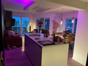 克诺克－海斯特Luxueus nieuw zonnig hoekappartement SEAVIEW Heldenplein - 2x ruime garagebox的客厅里带紫色照明的厨房