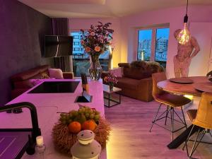 克诺克－海斯特Luxueus nieuw zonnig hoekappartement SEAVIEW Heldenplein - 2x ruime garagebox的客厅配有沙发和带水果的桌子