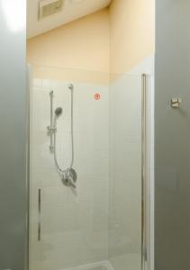 米兰Maison One nel centro di Milano的带淋浴的浴室和玻璃门