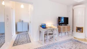汉科Villa Maija 3 Westside的白色的客房配有书桌、电视和书桌