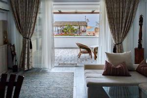 艾福雷诺德Apartament Madagascar Boutik Cytadell的带沙发的客厅和天井美景