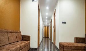 加尔各答FabHotel Prime Tiyara Inn的大楼内带两张沙发的走廊