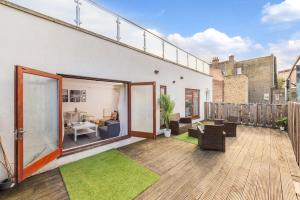 伦敦The Waterloo Apartment - Large Private Patio & Air Conditioning的公寓的阳台设有绿草甲板