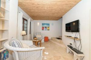 Tropical 1BD Hideaway near Queens Beach Fresnaye!的休息区