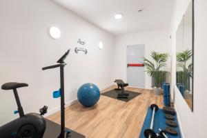 阿瓜尔达Alda Santa Trega的健身房设有健身球和健身器材