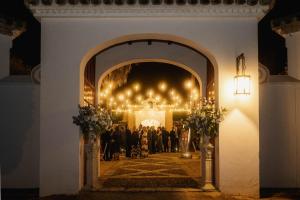 梅里那德奥拉菲Hacienda el Burgo的和人们一起在灯光的房间举行婚礼