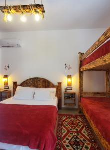 吉诺卡斯特Clockwise GuestRooms的一间卧室配有一张大床和一张红色毯子