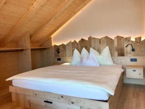 巴迪亚玛丽亚公寓式酒店的卧室配有带白色枕头的大床