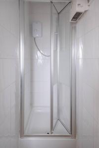 伦敦Bright & Quaint Studio Flat - Hornsey!的浴室里设有玻璃门淋浴