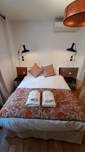 塞维利亚DreamsApt San Eloy的一间卧室配有一张床,上面有两条毛巾