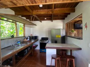 福尔图纳Cabañas Litos #1的厨房配有水槽和带凳子的台面